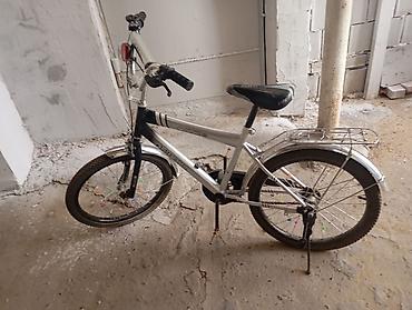 grand bicycle: Uşaq velosipedi satılır. Velosiped gümüşü rəngdədir və üzərində — 4
