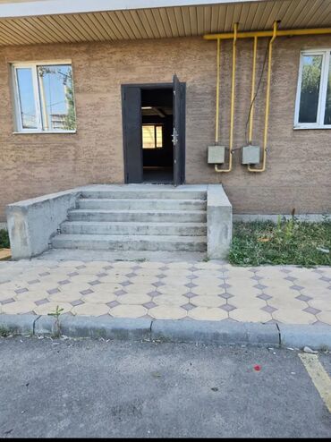 комната с подселением для парней: Сдаю помещение в аренду 1этаж 
92 кВ/м адрес алматинка магистраль
