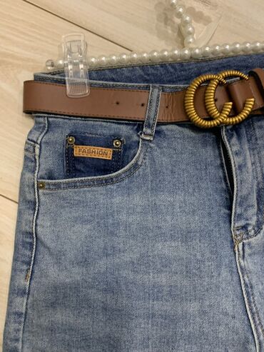 джинсы размер м: Джинсы и брюки, Б/у