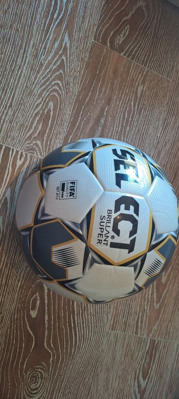 Перчатки: FIFA keyfiyyət təsdiqli, "SELECT Brillant Super" futbol topu. Bu