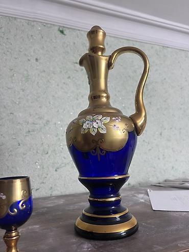 dekor isiqlar: Kobalt mavi şüşədən hazırlanmış zərif qraf və qədəh dəsti — 2