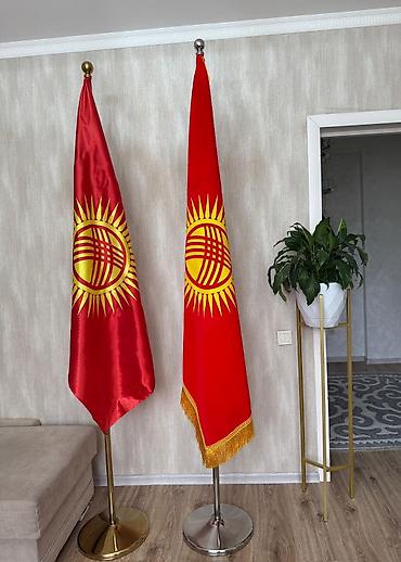американский флаг: Элегантная настольная подставка для флагов, выполненная в золотистом — 5