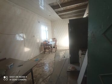 Binalar: Geniş və işıqlı tədbir zalı/kommersiya məkanı. Açıq planlı, sütunlu — 10