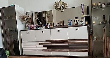 komod satilir: Mebel dəsti – vitrin şkaflar və güzgülü komod - Dəst tərkibi: 2 şüşə — 1