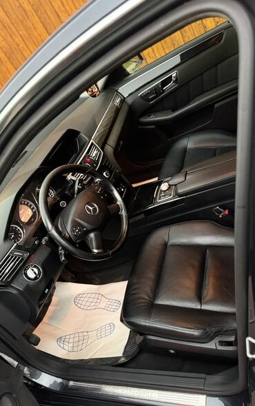 мерседес сешка 203: Просторный салон черного Mercedes-Benz E-Class 2011 года выпуска с