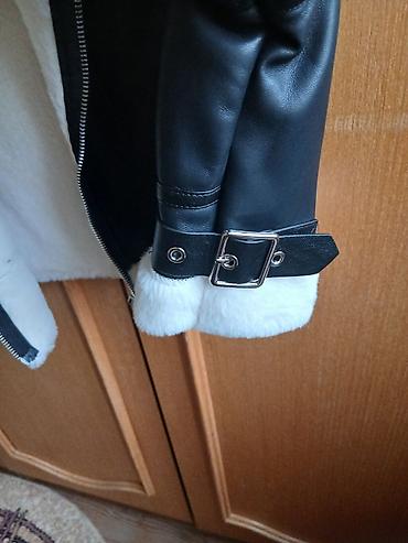 Ženska odeća: Ženska kratka jakna sa krznenom postavom (biker/aviator stil). - — 2
