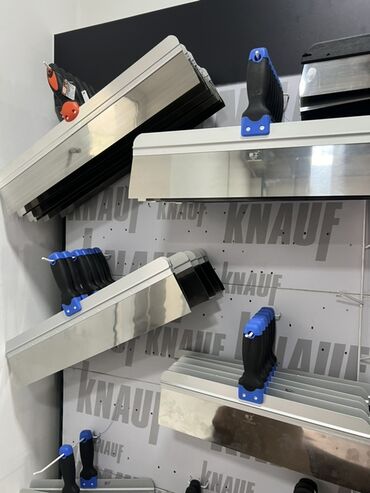 шлифовачная машинка: Шпатели для штукатурки Knauf с рукоятками синего и черного цвета