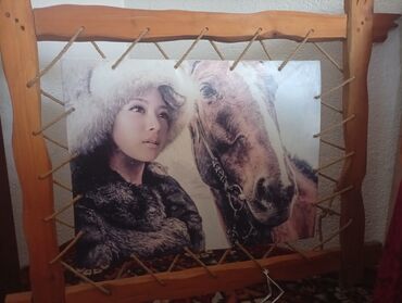 костюмы прокат: Декоративная деревянная рамка, выполненная из светлого дерева с