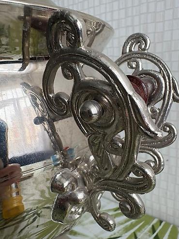 Qədim samovarlar: Klassik rus samovarı – dekorativ naxışlı metal gövdə və möhkəm ayaqlıq — 10