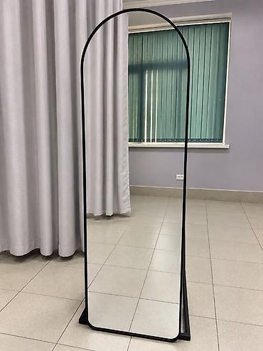 Напольное зеркало в полноразмерном формате с арочным верхом. - Тип