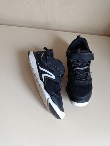 женские беговые кроссовки adidas: Размер: 39, цвет - Черный, Б/у