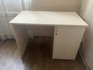 konputer masası: Kompüter masası, Açılmayan, Dördbucaq masa