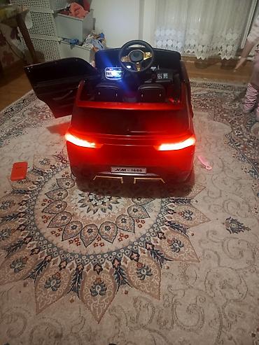 ev tipi cadir: Uşaq üçün akkumulyatorlu minik maşını – qırmızı rəng, kupe korpuslu — 2