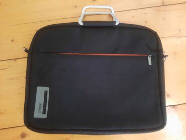 laptop çanta: Noutbuk çantası, yaxşı vəziyətdədir, möhkəmdir, çiyin tutacaqları var