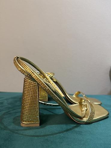 Basanoşka və səndəllər: Zara, Ölçü: 36, rəng - Qızılı, Yeni — 2