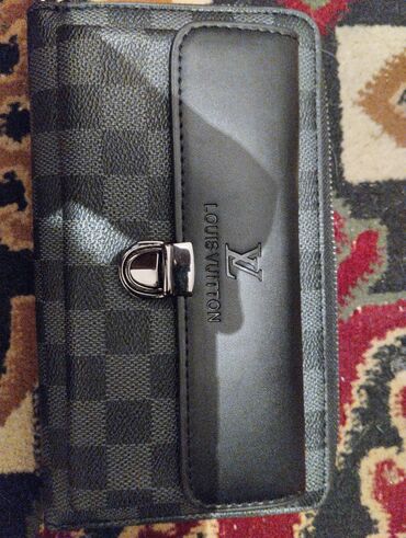бархатный пиджак: LOUIS VUITTON Кашалёк из парижа