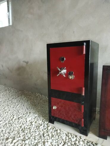 Seyflər: Seyf Türk zavod. Geniş ölçüdə. Yanmayam oda davamlı. 600-700 dərəcə — 1