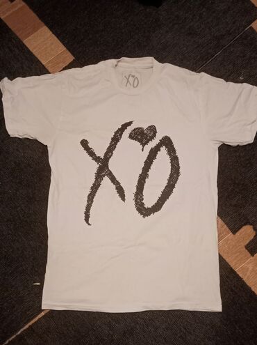 Футболки: Продаю мерч от артиста the weekend xo, покупал в милане, оригинальная