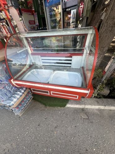 Dərin dondurucular: Bu, içərisində paslanmayan polad qablar olan qırmızı rəngli vitrin
