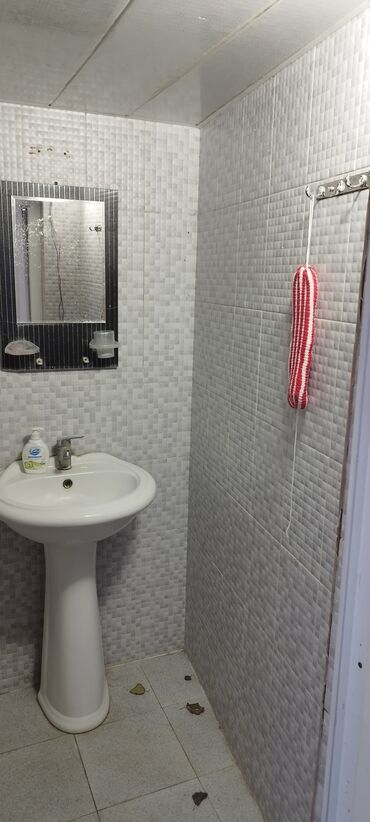 Otaqların uzunmüddətli kirayəsi: Kirayə üçün ev – otaqlar sayi 3 kohne Suraxanida yerlewir mektebin — 9