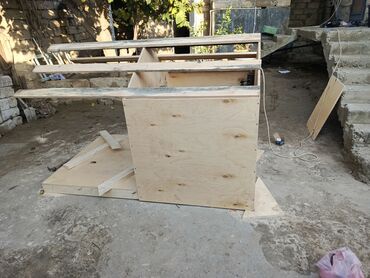 Yuvalar: Taxta it evi (yığılma mərhələsində) - Material: qalın kontrplak və — 2