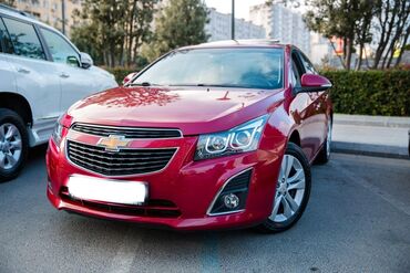 Haima: Tünd qırmızı rəngdə Chevrolet Cruze avtomobili. Avtomobilin geniş