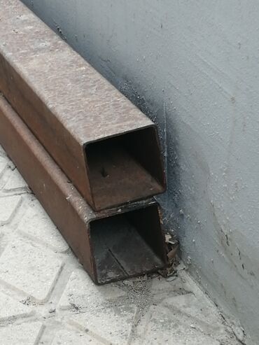 Kafel və bitirmə daşları: Məhsul: Metal kvadrat profil borular Təsvir: - Şəkildə iki ədəd