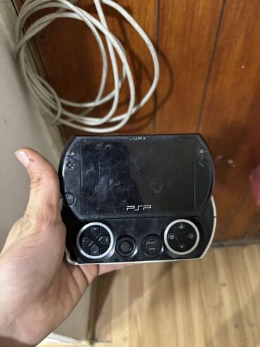 PSP (Sony PlayStation Portable): Durduğ yerə sönüb səbəbini bilmirəm ekranı zadı işləkdi usdada olmuyub