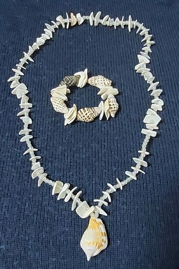 Setovi nakita: Komplet narukvica i ogrlica od
skoljki