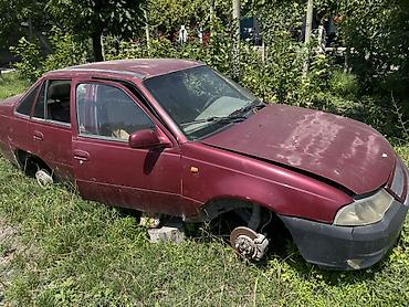 bud e9: Автомобиль седан бордового цвета (4 двери), на механизме разборки/на — 1