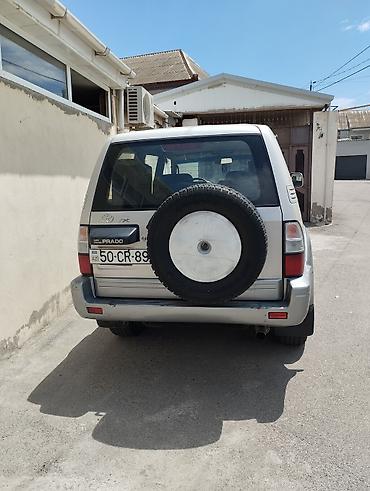 prado farası: Gümüşü rəngdə Toyota Prado SUV avtomobili. Avtomobilin arxa hissəsində — 3