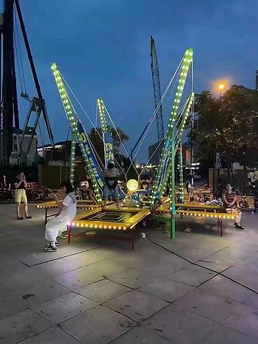 rezin batut: Atraksion: 4 yerlik bungee-trampolin kompleksi Təsvir: - Eyni anda 4 — 1