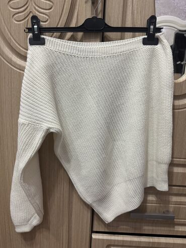 белые кофты: Женский свитер