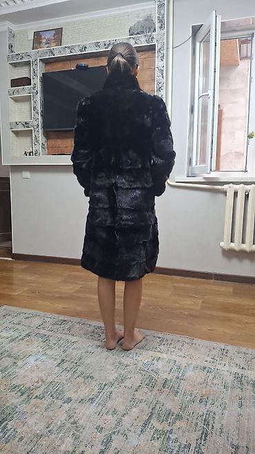 меховое пальто: Шуба из натурального меха, цвет — глубокий черный с благородным — 1