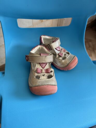 обувь 19 размер: Кожаные сандали, Турция “Small foot”
Размер: 19
Цена: 990