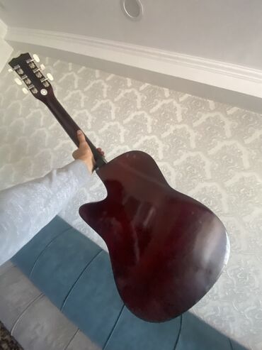 электрогитара для начинающих: Акустическая гитара с вырезом (cutaway), 6‑струнная. Особенности: -