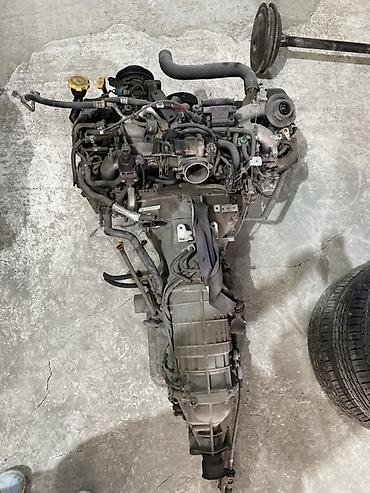 Двигатель в сборе с коробкой передач для автомобиля Subaru. На фото