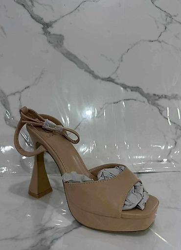 lagerfeld jako: Elegantne ženske sandale – više modela
Brojevi
36-41
2550 din
OR💥 — 1