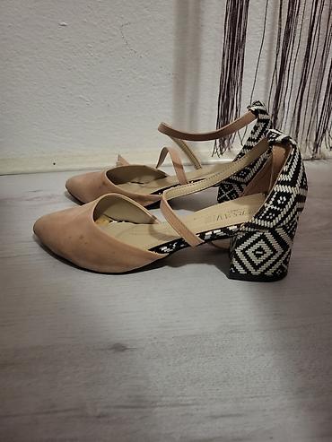 halwill cipele: Ženske cipele sa blok potpeticom i kaišićima preko rista. - Brend — 1