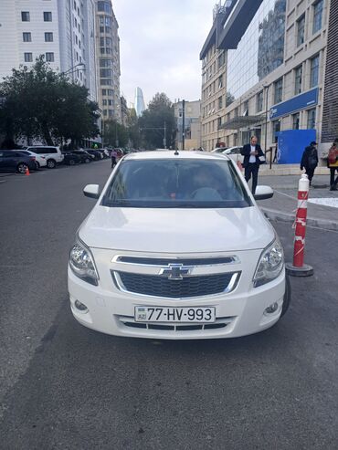Chevrolet: Chevrolet Cobalt, ağ rəng, sedan gövdə. Xüsusiyyətlər: - Avtomat — 3