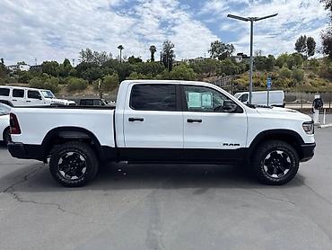 RAM 1500 Rebel, полноразмерный пикап 4x4 в белом цвете с контрастным