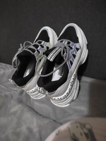 Sneakers & Athletic shoes: 38.5, color - Black