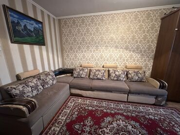 диваны мягкая мебель: Бурчу бар диван, Жастыктар менен, Үч орундук жана андан көп