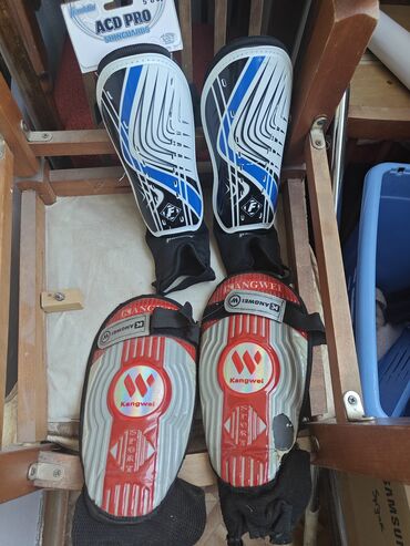 футбольные бутсы adidas predator: Одна пара бренда Kangwei, выполненная в красно-серой гамме, и вторая