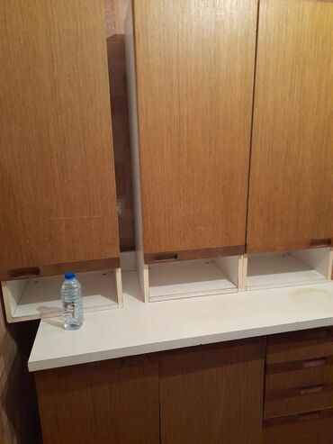 Otaqların uzunmüddətli kirayəsi: 1 otaqlı mənzil/interyer - Geniş, işıqlı otaq: klassik naxışlı divar — 2