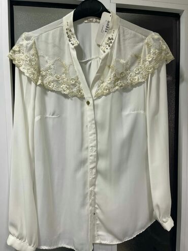 Köynək və bluzalar: Her 1i, 20 ve ya 15 azn cox alana endirim olunacaq, L yaxud xl — 3