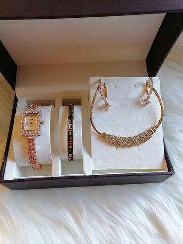 Setovi nakita: Cena 2100din
Bez kutije ide — 7