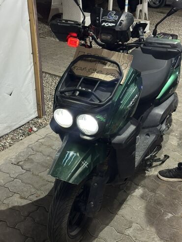 купить диски r16 4x114.3: Скутер TAHK зелено-черного цвета с агрессивным дизайном. Оснащен
