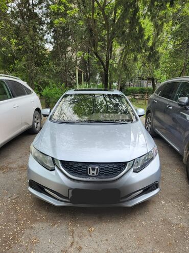 Honda: Автомобиль Honda Civic серебристого цвета с люком на крыше. Седан с