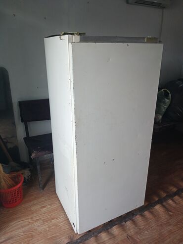 кухонный оборудование: Срочно продаю холодильник работает отлично 👍 прошу 4000сом г. Токмок